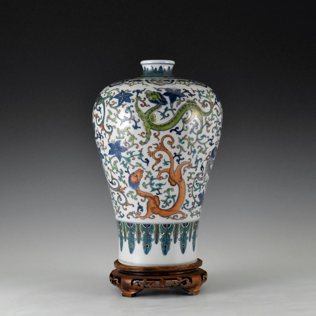 DOUCAI NINE DRAGON MEIPING VASE (1 of 10)