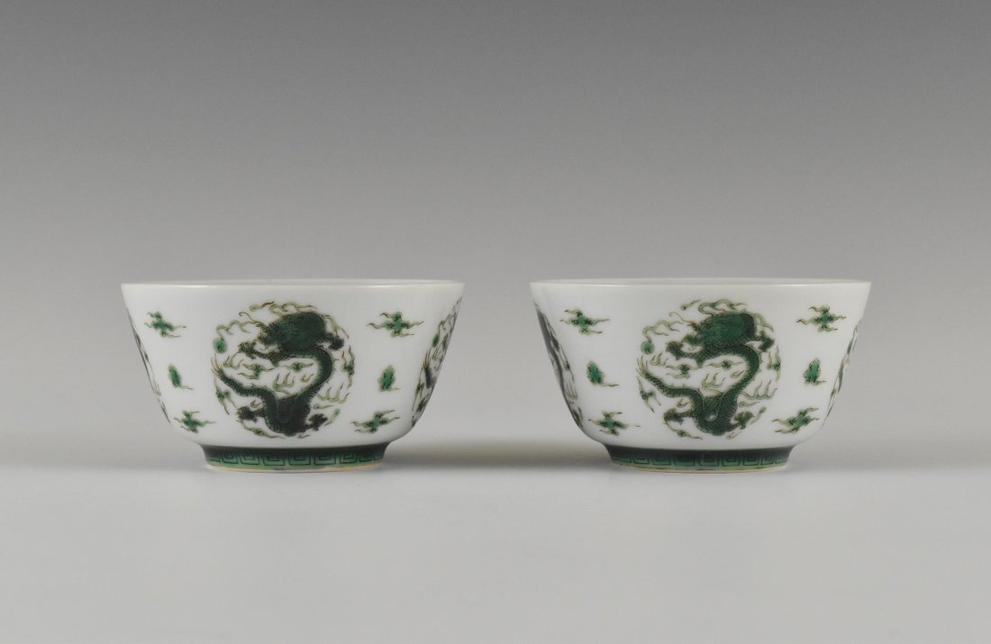 PAIR OF FAMILLE VERTE DRAGONS CUPS (1 of 9)