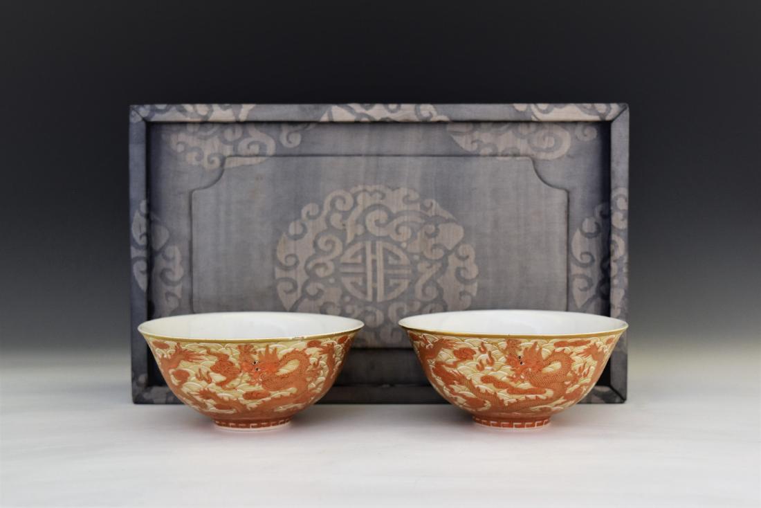 PAIR OF QING GILT DRAGON PORCELAIN BOWLS IN A BOX (1 of 10)