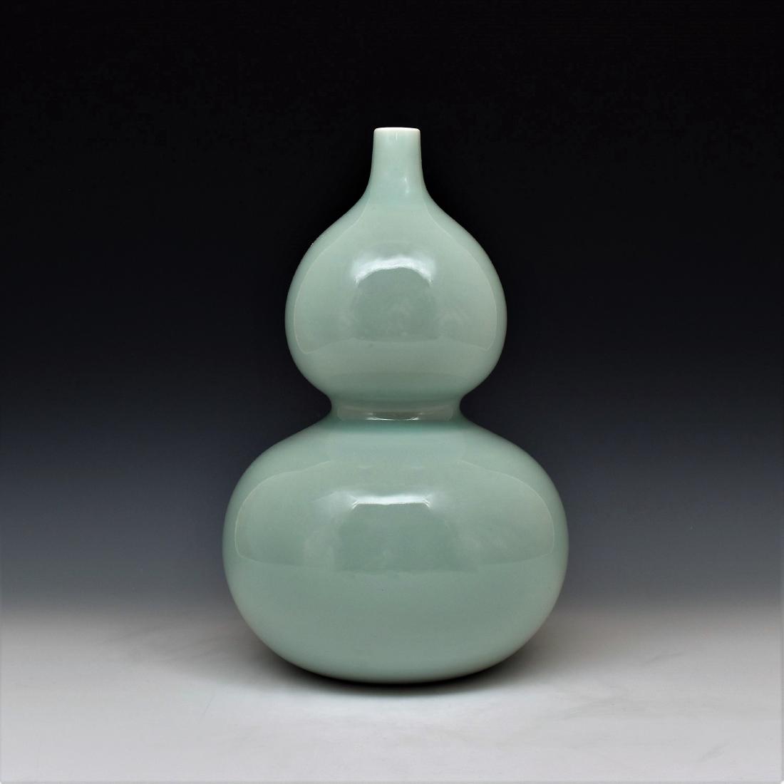 TURQUOISE-CELADON DOUBLE GOURD PORCELAIN VASE (1 of 10)