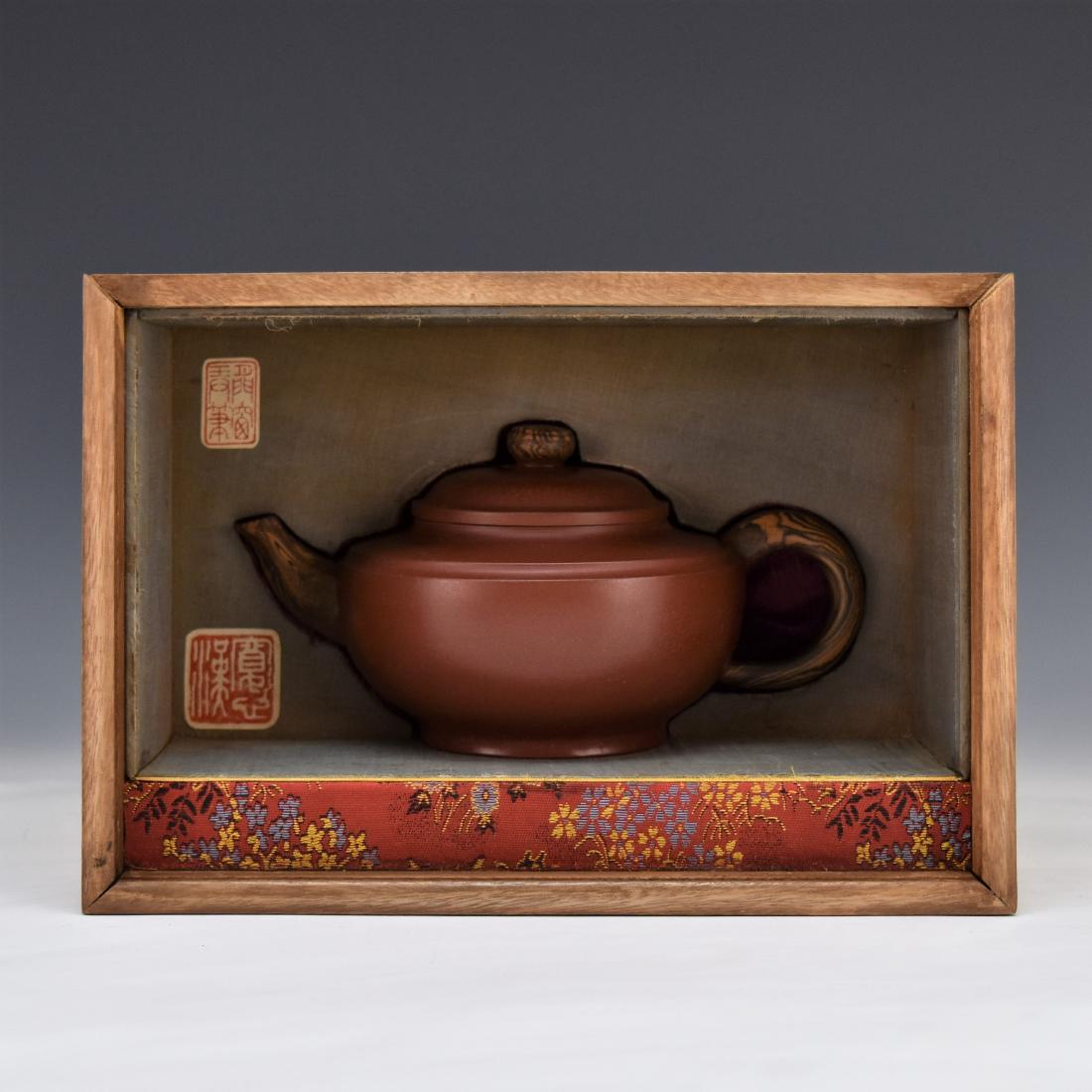CHINESE  YIXING ZISHA TEAPOT IN WOODEN BOX (1 of 10)