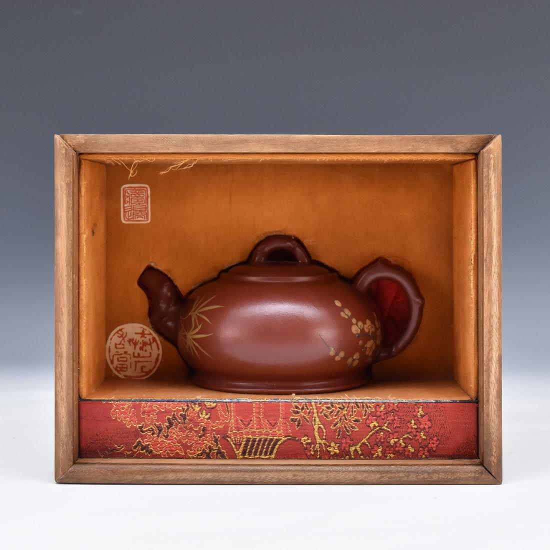 CHINESE YIXING ZISHA TEAPOT IN WOODEN BOX