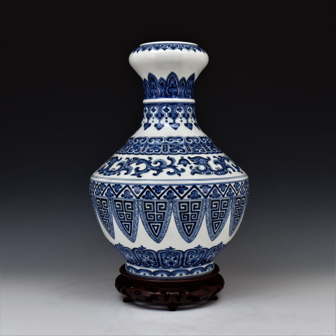 BLUE & WHITE GARLIC VASE ON STAND (1 of 11)