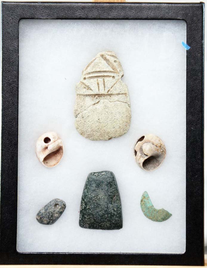 MITLA ANTIQUE CARVED SHELLS AND STONE, MAINLY DE: Title: carved objects from sea-shells, stone, apparently from Mexico, with notation 1000-5000 years old,, various materials, all worked for various end uses,, , , , , , Size info: largest 3in. (7.5 cm