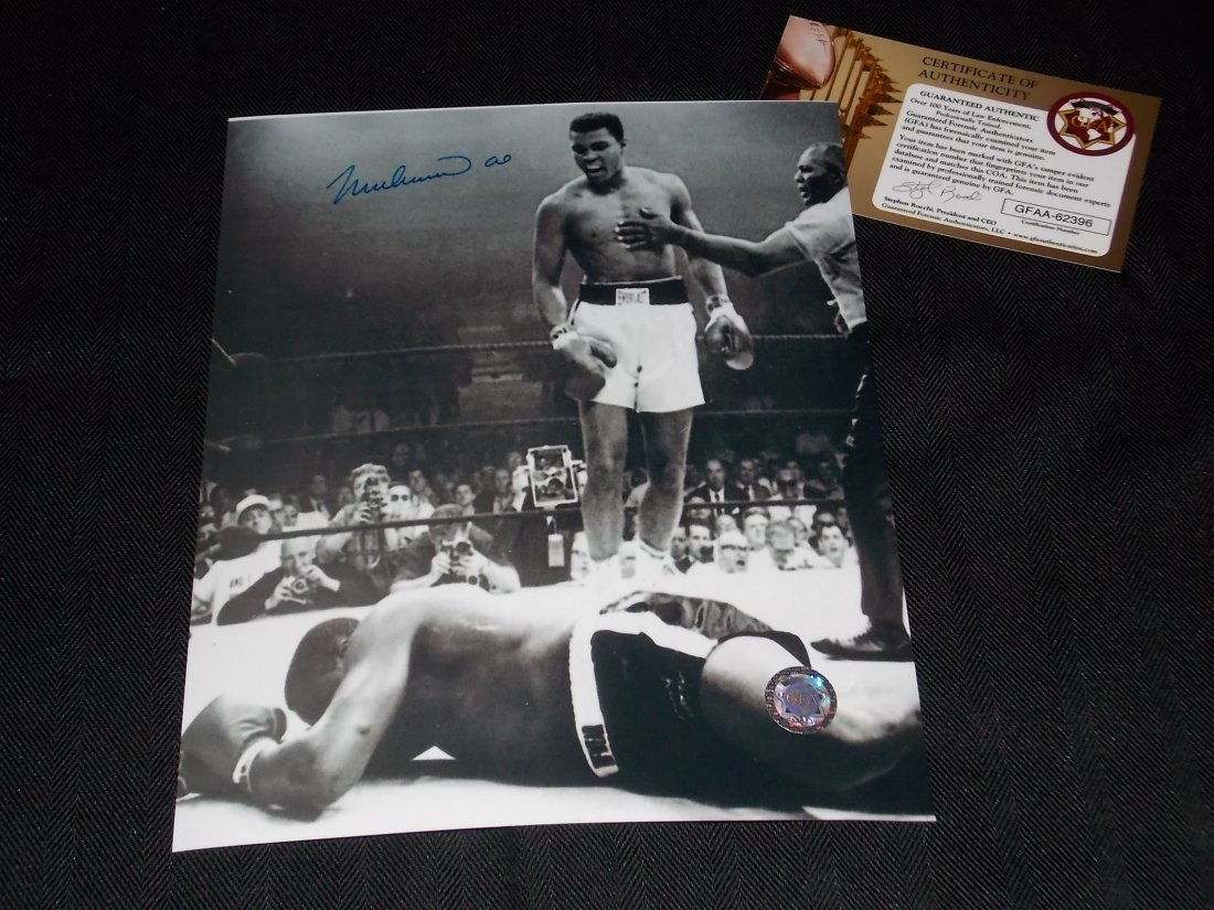 Mohammad Ali: Mohammad Ali Autographed 8x10 Photo w/COA