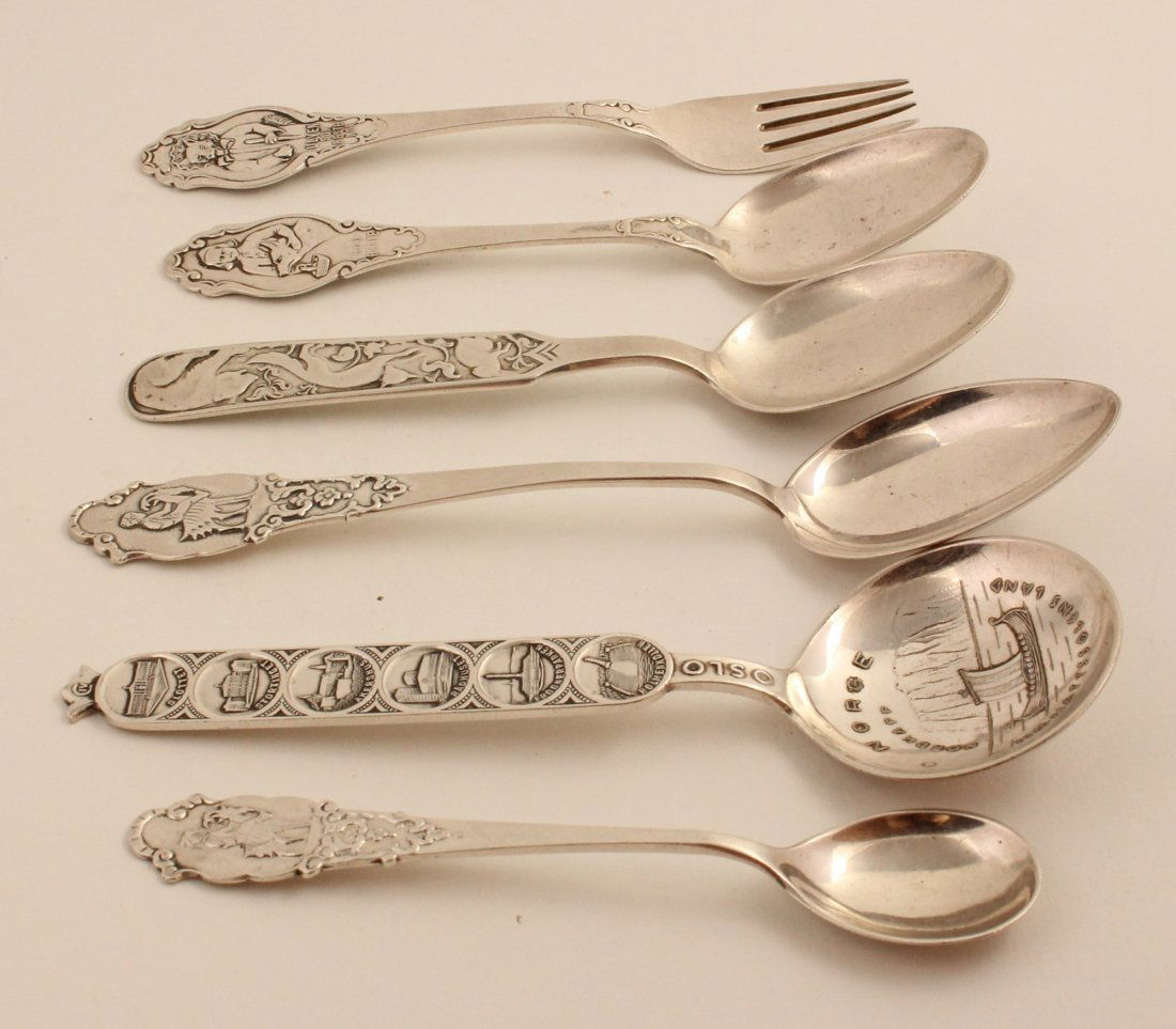 Norwegian 830 silver children's cutlery, souvenir spoon: This Norwegian lot includes 5 pieces of 830 silver cutlery and 1 souvenir silver plated spoon.