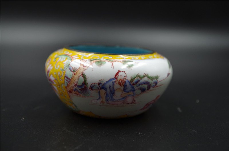Porcelain box: Porcelain box
