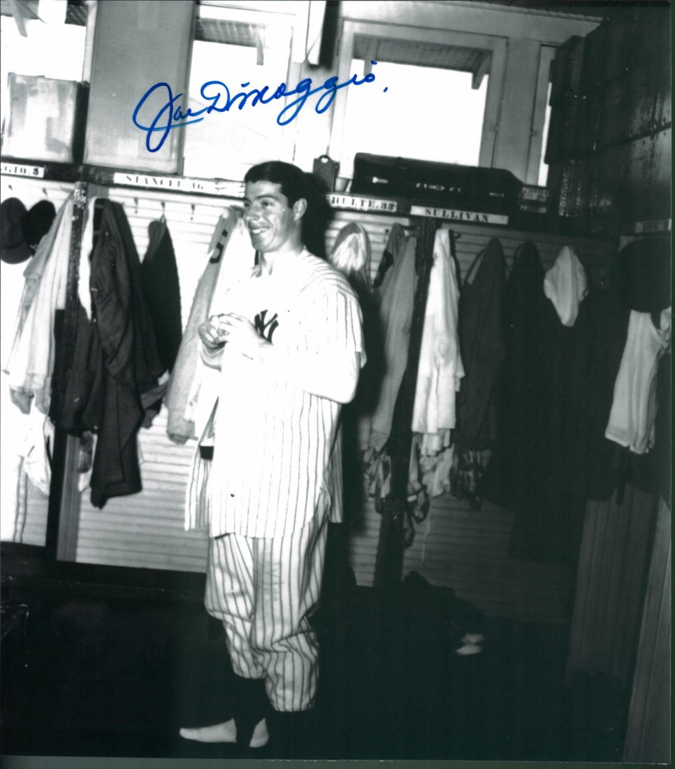 Joe DiMaggio Signed 8 x 10 Photograph Certified by STAT: Joe DiMaggio Signed 8 x 10 Photograph Certified by STAT
