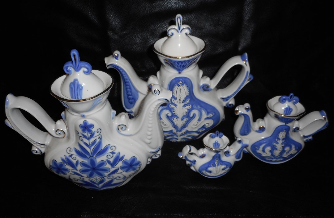 Set of Russian Teapots: Belarus: Beautiful set of Russian Teapots from Belarus.WIN 5 ITEMS IN THIS AUCTION AND YOU CAN CHOOSE (YOUR CHOICE) A 6TH THAT HAS NOT BEEN BID ON FOR FREE.WIN 8 ITEMS AND I WILL THROW IN 2 ITEMS (YOUR CHOICE)