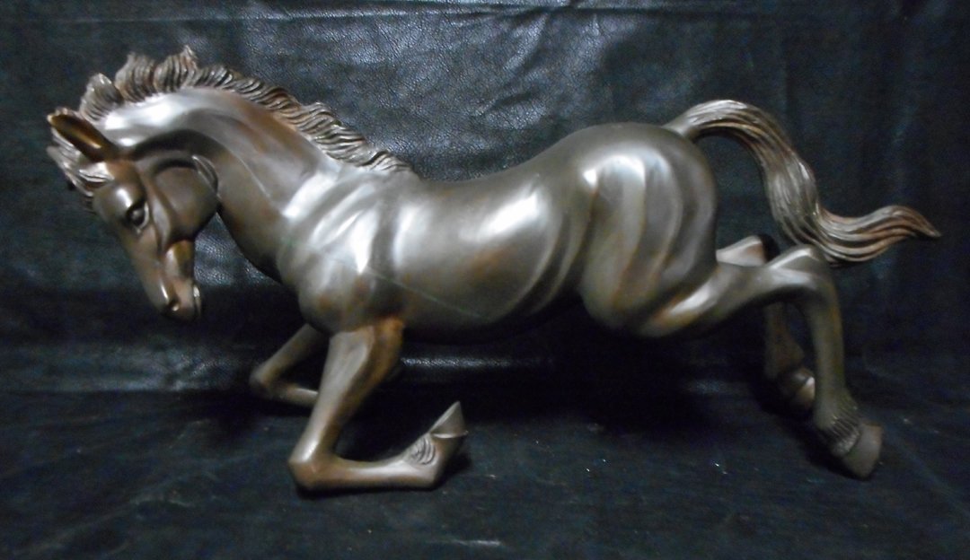 Bronze Horse: Large bronze figure of a Horse. Figure is about 24 inches wide.WIN 5 ITEMS IN THIS AUCTION AND YOU CAN CHOOSE (YOUR CHOICE) A 6TH THAT HAS NOT BEEN BID ON FOR FREE.WIN 8 ITEMS AND I WILL THROW IN 2 IT