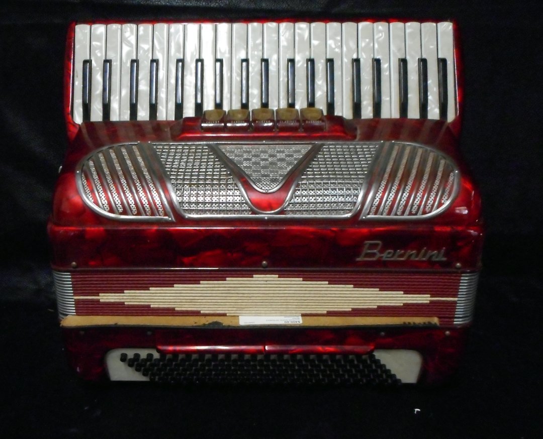 Vintage Bernini Accordian: This is a quality working full size accordian by Bernini.WIN 5 ITEMS IN THIS AUCTION AND YOU CAN CHOOSE (YOUR CHOICE) A 6TH THAT HAS NOT BEEN BID ON FOR FREE.WIN 8 ITEMS AND I WILL THROW IN 2 ITEMS (Y