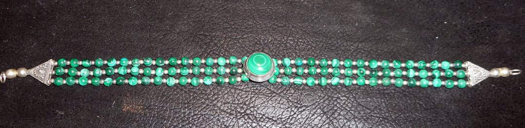 Malachite and Silver Choker Necklace: Beautiful Silver and Malachite Choker Necklace.