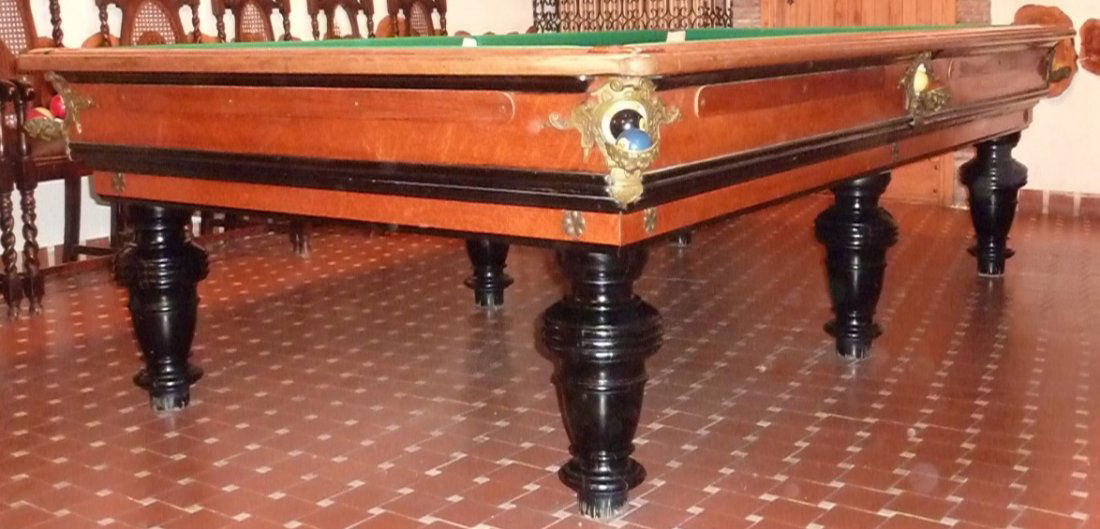 Italian Antique six-hole Billiard - mid 19th Century: Billiards six-hole with bronze nozzles, walnut burl thuja, mahogany four-poster and turned feet in mahogany wood stained in black- mid 19th Century.The billiard is disassembled and packaged for shipme