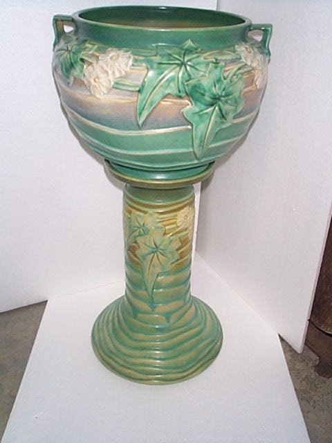 Roseville, Luffa, pedestal and jordanaire. Pedesta
