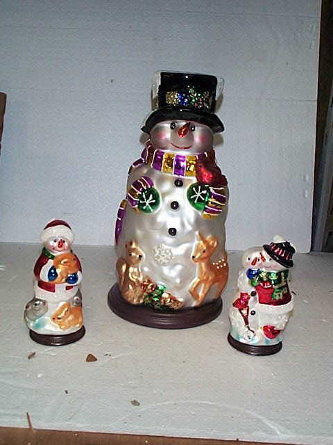 Set of three, Thomas Pacconi Classics large blown: Set of three, Thomas Pacconi Classics large blown glass snowmen ornaments with wood bases. Comes with COA. Two measure 6" tall and one measures 14"tall. Buyer to pay $45.00 shipping and handling, all
