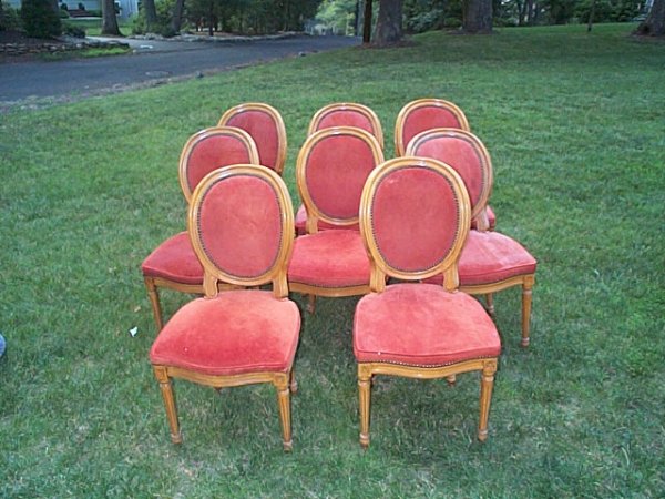 set of 8 dinning room chairs. Item can be picked u