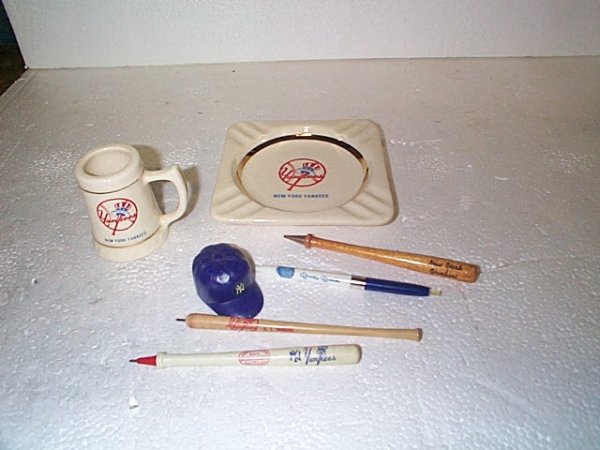 NY Yankees lot including NY Yankees ashtray, souve