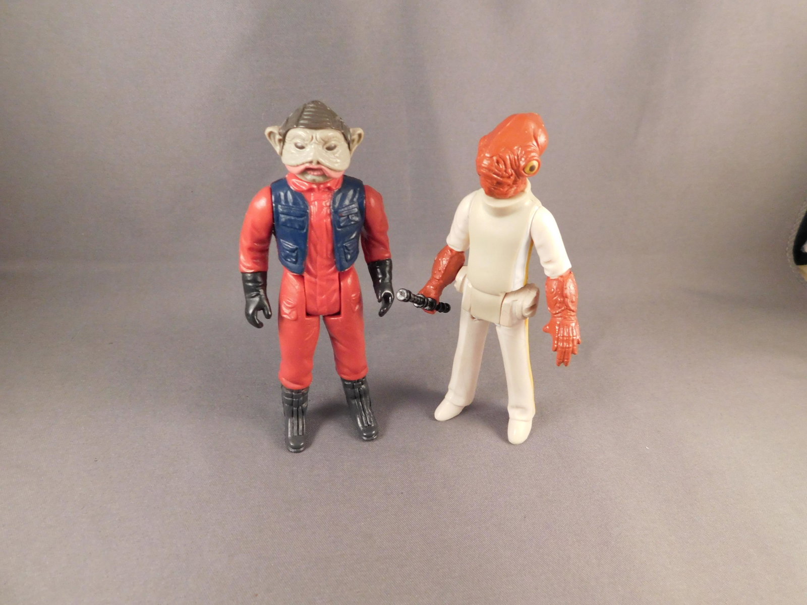 Lot of 2 Vintage Star Wars Figures: Lot of 2 vintage Star Wars Return of the Jedi action figures including Admiral Ackbar with weapon and paperwork, marked Hong Kong 1982, and Nien Numb with weapon, marked Hong Kong 1983. In good condit
