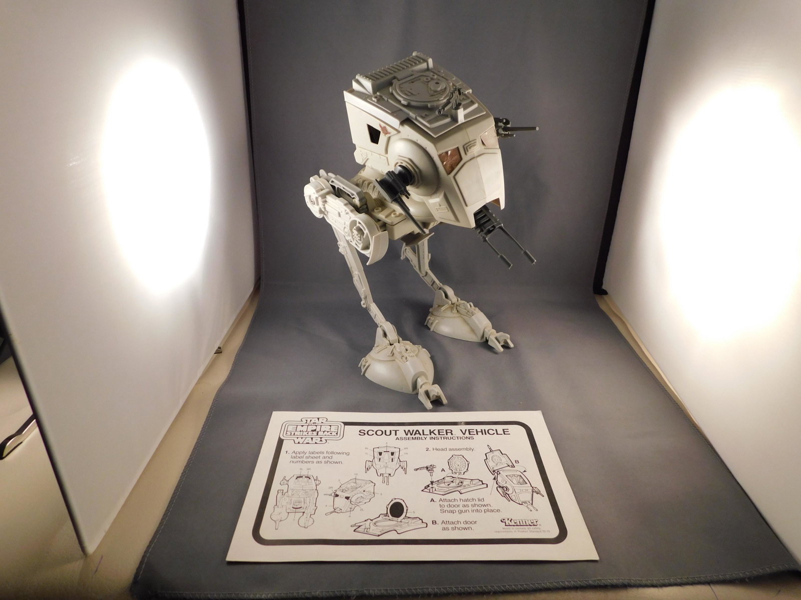 Vintage Scout Walker Vehicle: Vintage Star Wars The Empire Strikes Back Scout Walker Vehicle with original booklet. In good condition. You are bidding at a live sale. Please Read the terms and conditions. We are offering scheduled