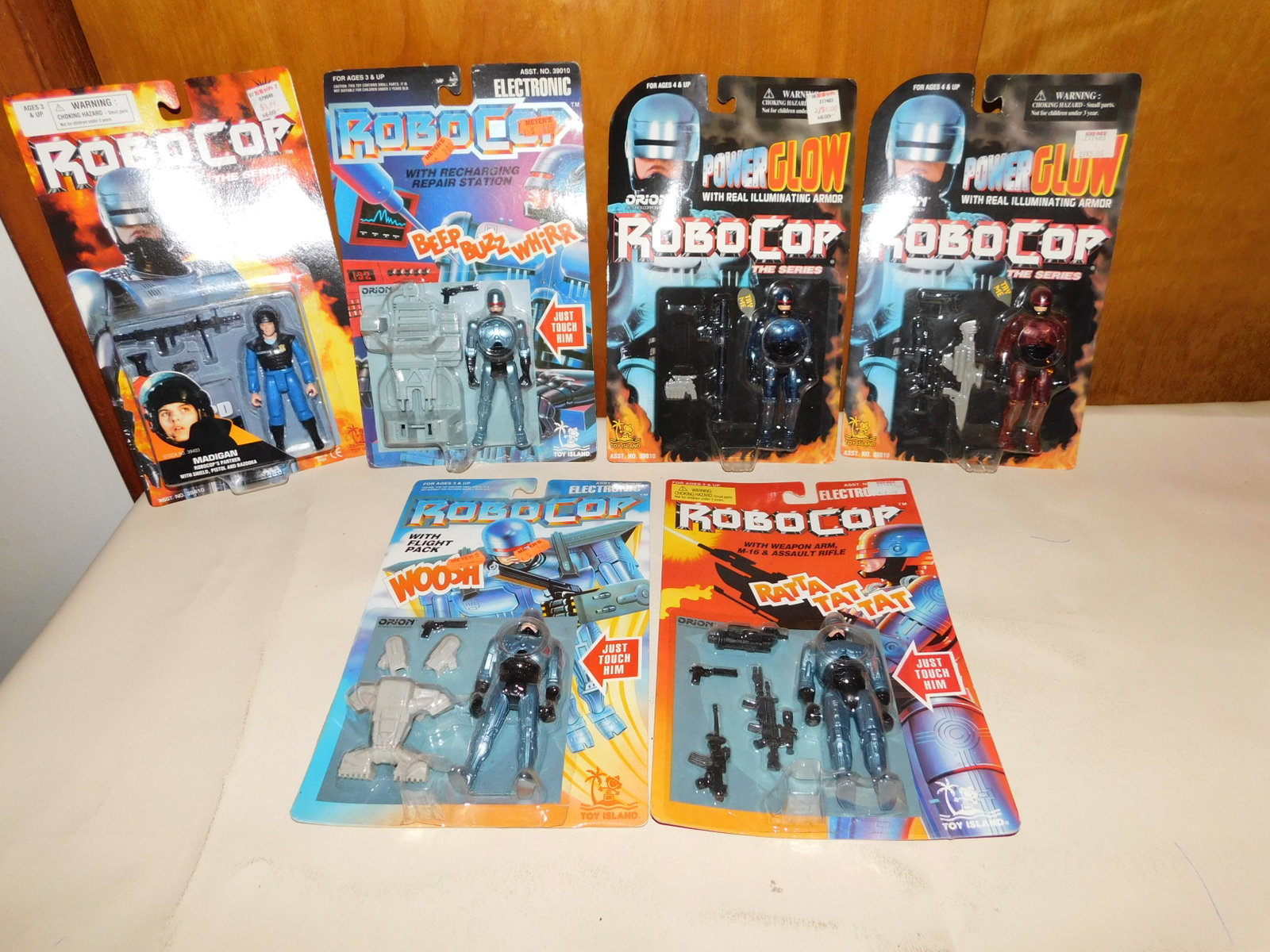 Lot of 6 Robo Cop Figures: Lot of 6 Robo Cop action figures including 2 Power Glow figures, Robo Cop with recharging repair station, Robo Cop with weapon arm, M16 & assault rifle, Robo Cop with flight pack and Robo Cop the seri