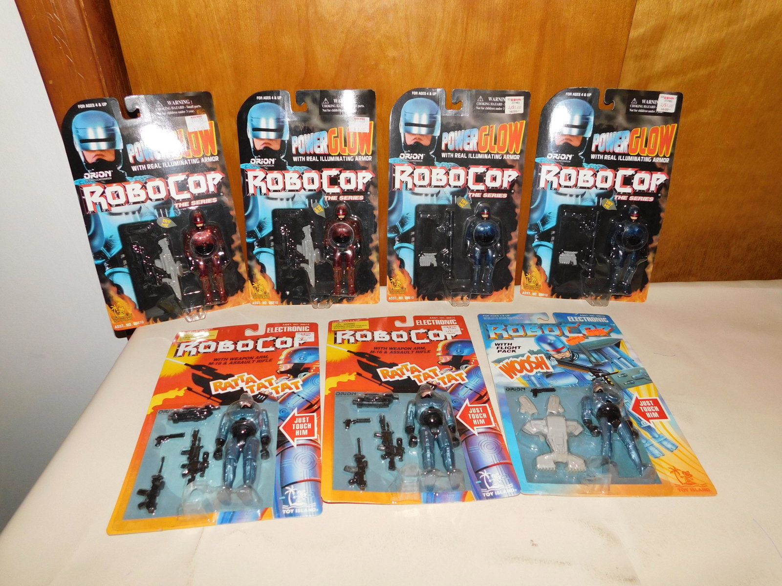 Lot of 7 Robo Cop Figures: Lot of 7 Robo Cop action figures including Robo Cop with flight pack, 2 Robo Cop with weapon arm, M16 & assault rifle, and 4 Robo Cop Power Glow. All on original card. You are bidding at a live sale. 