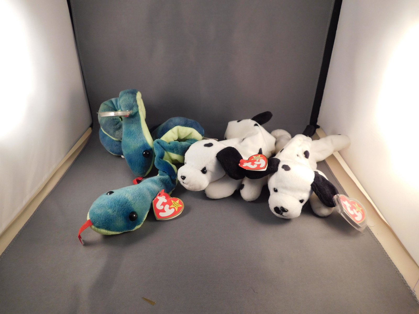 4 Error Beanie Babies: Lot of 4 error Beanie Babies including 2 Hissy. One has a swing tag with an extra space between thin and !, and the other has no UK after 5TX and an extra space between thin and !. We also have 2 Dott