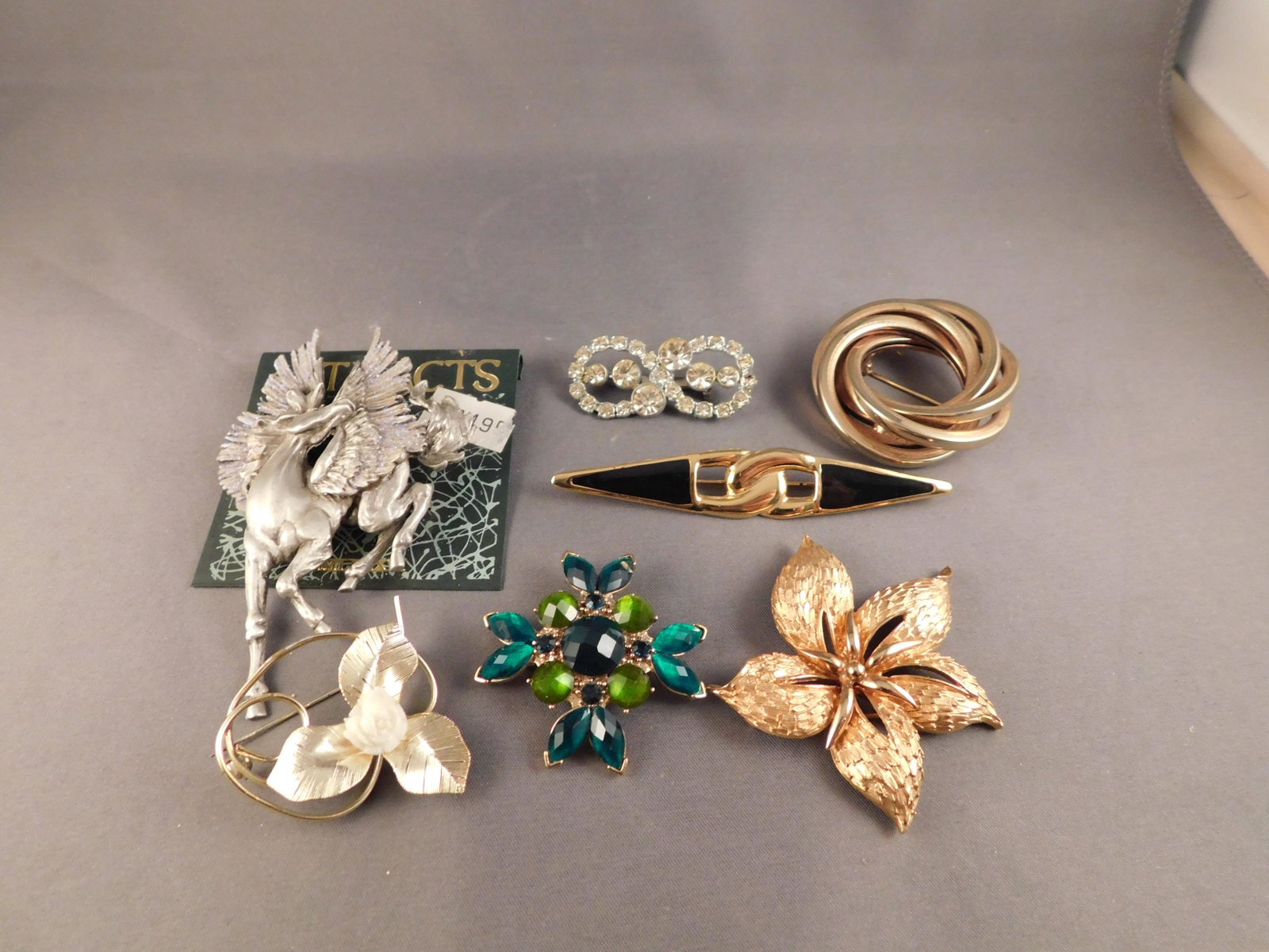 7 Vintage Pins: Lot of 7 vintage brooch/pins. They measure between 3 3/4" and 1". You are bidding at a live sale. Please read the terms and conditions. We are offering appointment only no contact pick-up at our South