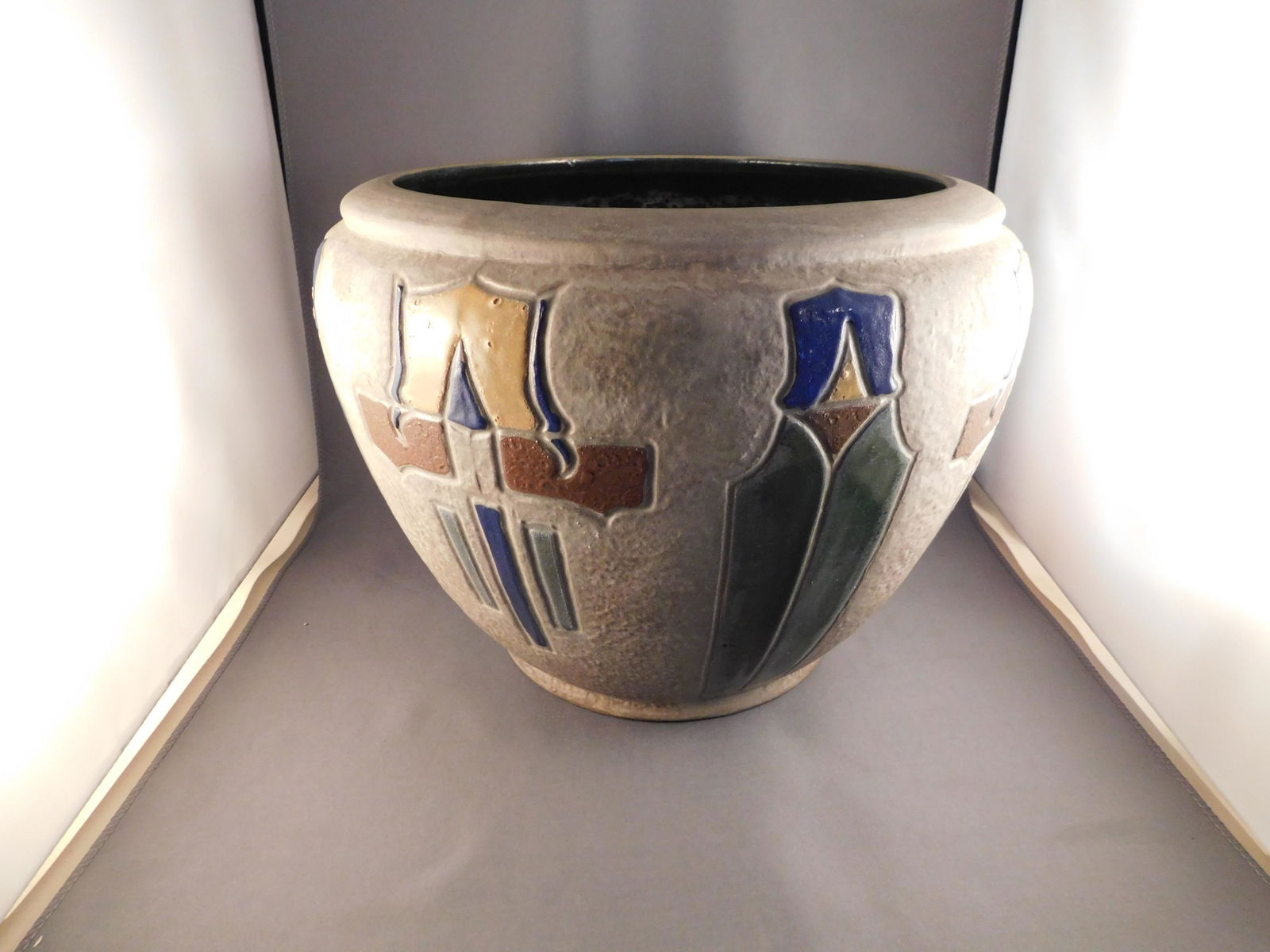 Roseville Mostique Planter (1 of 4)