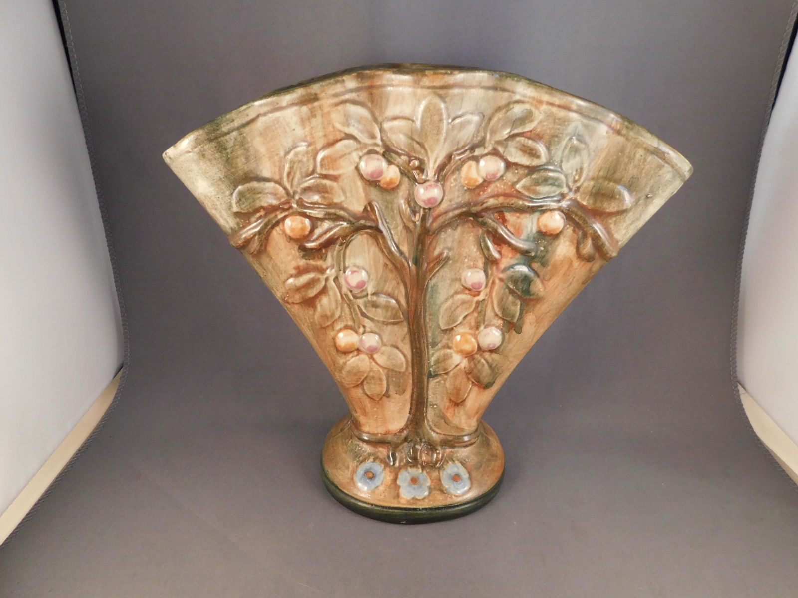 Weller Woodcraft Apple Fan Vase (1 of 5)