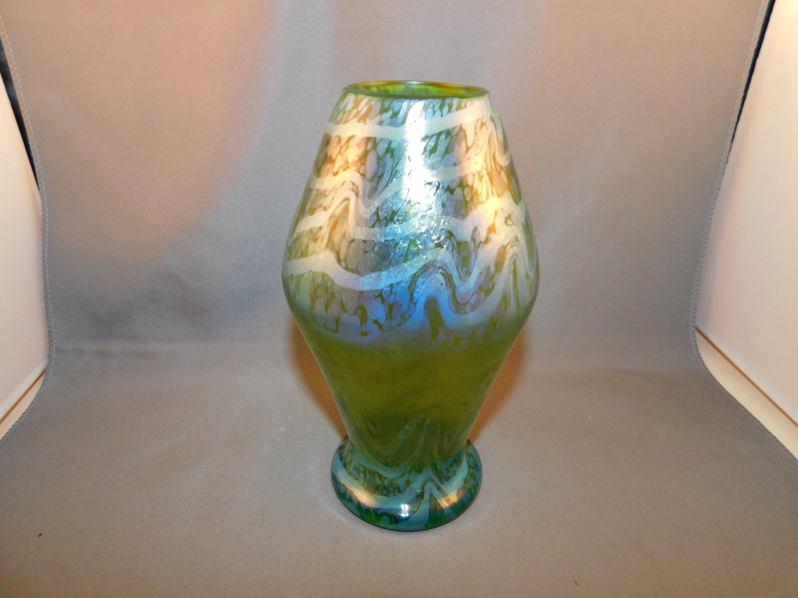 Art Glass Vase: Art glass vase, possibly Loetz. measures approx. 7" tall x 3 1/2" wide. You are bidding at a live sale. Please read the terms and conditions. We are offering no contact pick up at our South Brunswick 