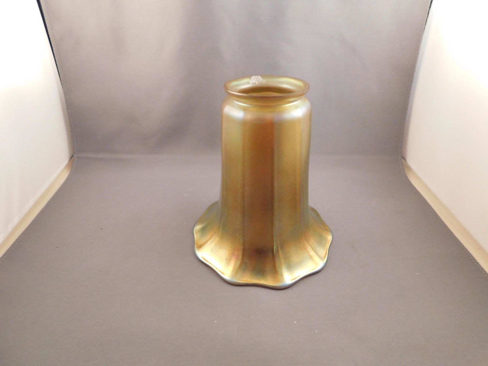 Stuben Art Glass Shade: Stuben art glass lamp shade. Measures approx. 5 1/4" tall x 2" wide at the base and 5" wide at top of shade. You are bidding at a live sale. Please read the terms and conditions. We are offering no co