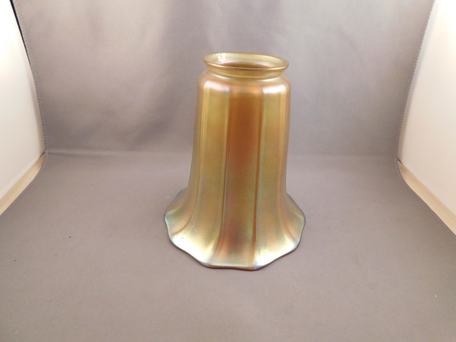 Stuben Art Glass Shade: Stuben art glass lamp shade. Measures approx. 5 1/4" tall x 2" wide at the base and 5" wide at top of shade. You are bidding at a live sale. Please read the terms and conditions. We are offering no co