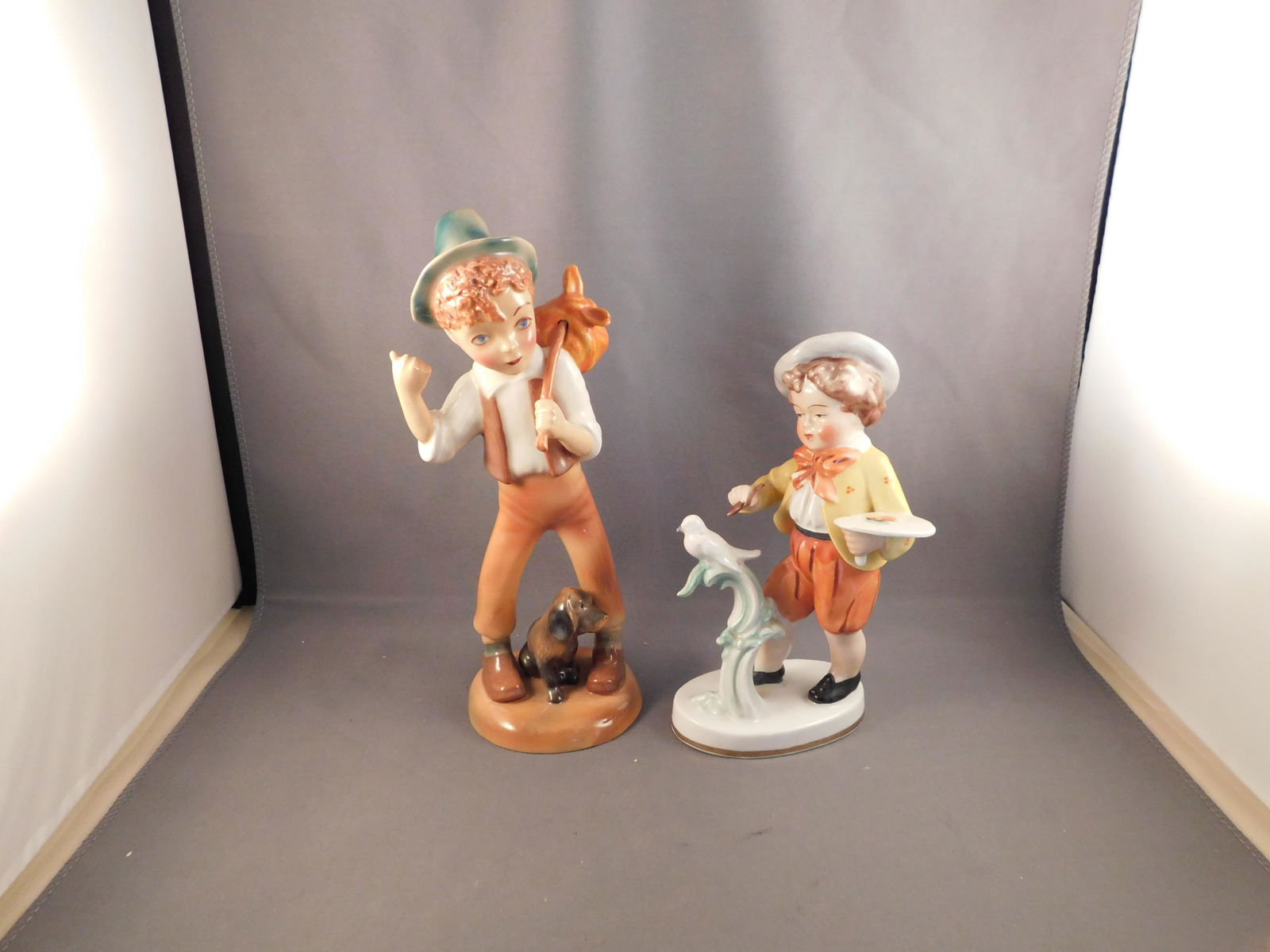 2 Figurines (1 of 5)
