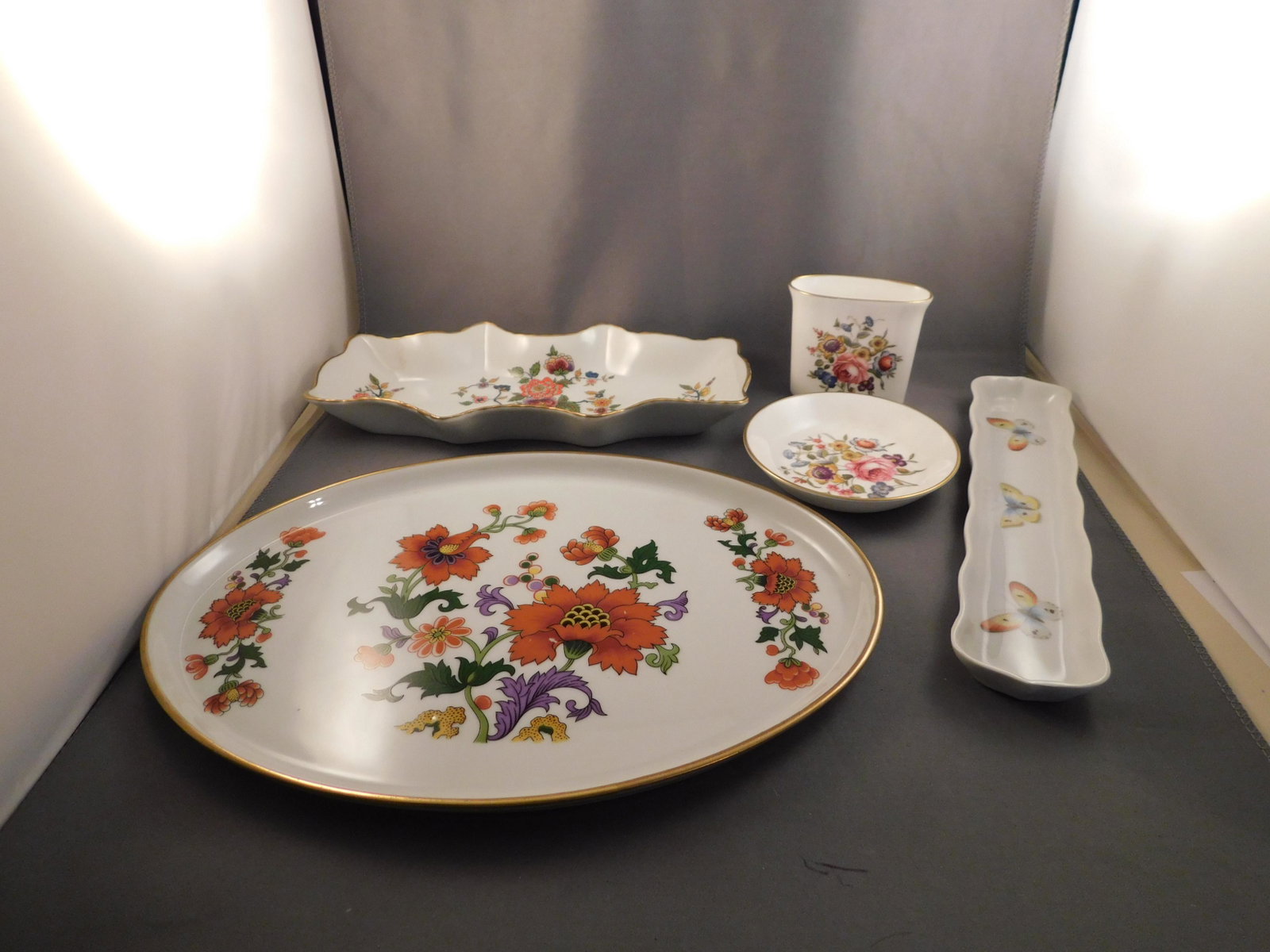 Lot of 5 Royal Worcester Pieces: Lot of Royal Worcester pieces including a platter, 2 long dishes, a small dish and a vanity piece. Measures approx. 1/2" - 2 1/2" tall x 3" - 10 3/4" wide. You are bidding at a live sale. Please read 