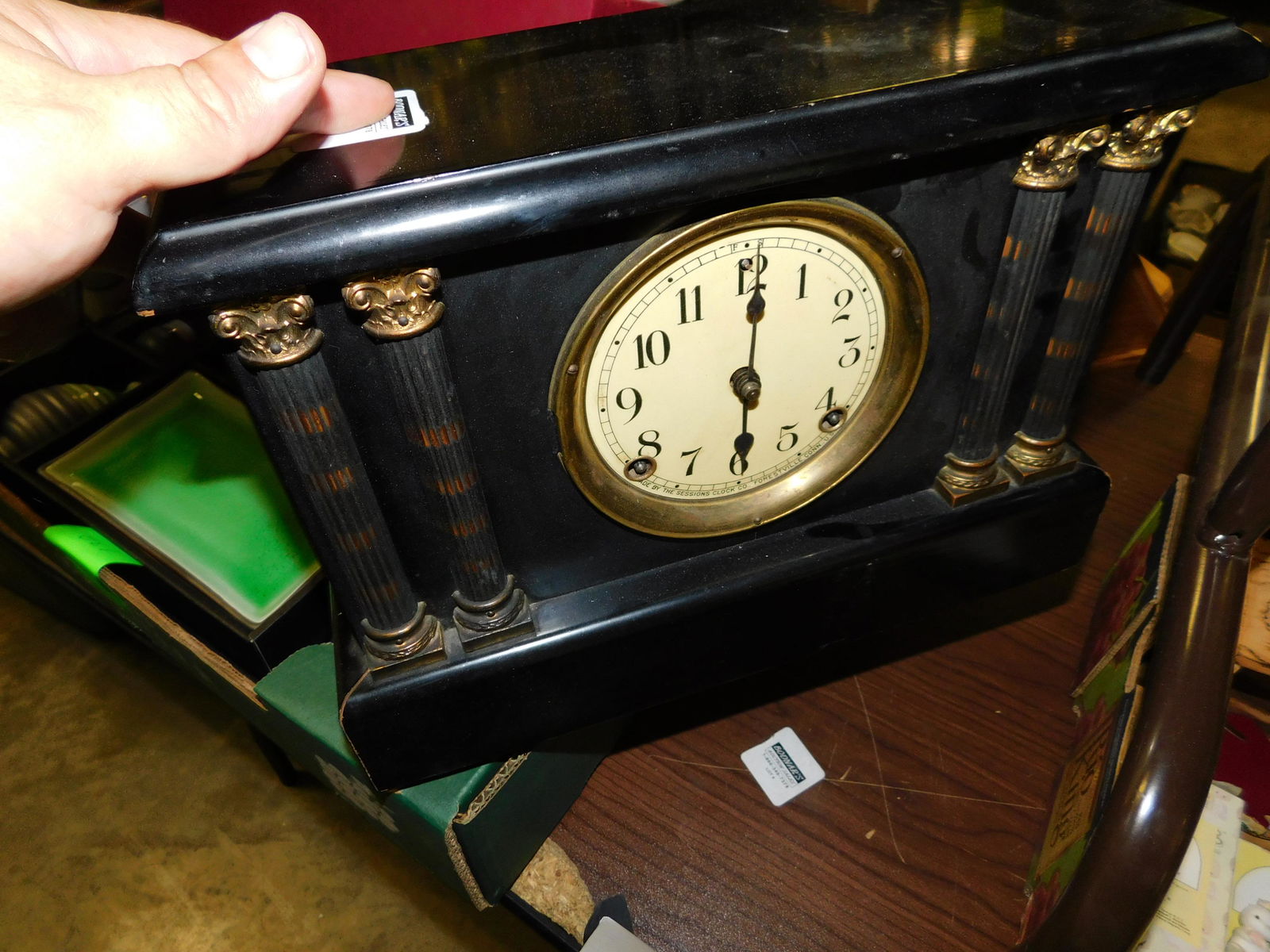 Mantle Clock and American Flag: Mantle clock and American flag. You are bidding at a live sale. Please read the terms and conditions. LOCAL PICK UP ONLY! No shipping options will be offered for this auction. After the auction by APP