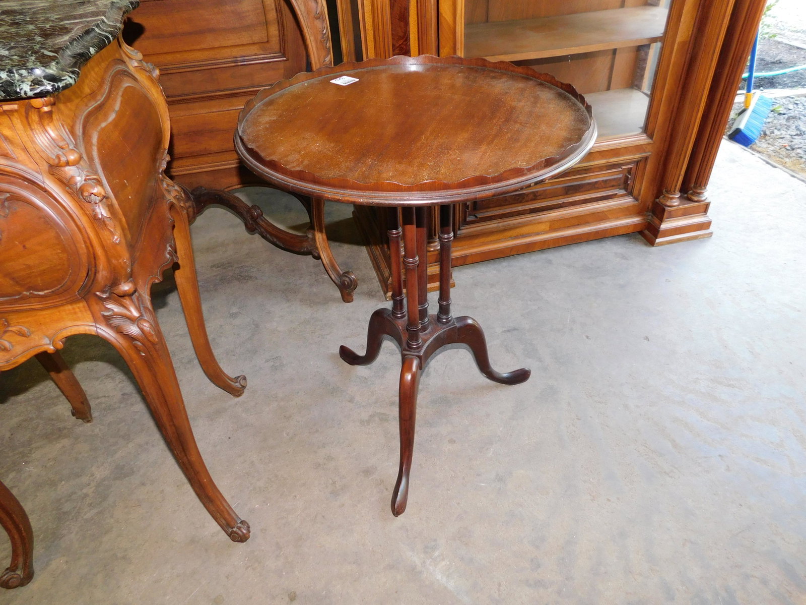 Mahogany End Table: Mahogany end table. You are bidding at a live sale. Please read the terms and conditions. LOCAL PICK UP ONLY! No shipping options will be offered for this auction. After the auction by APPOINTMENT pic
