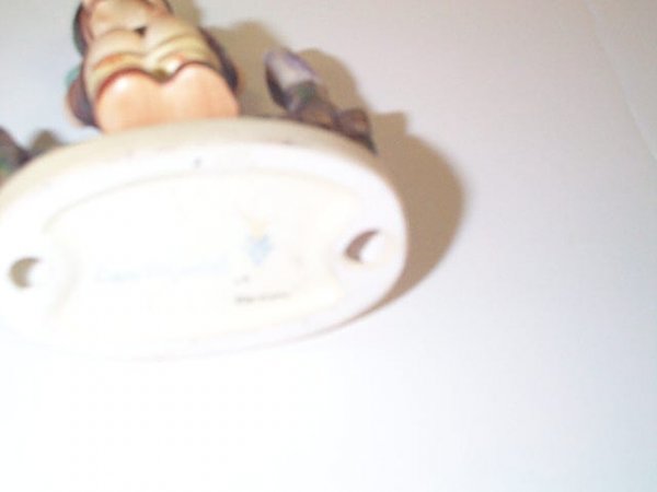 Hummel figurine number 111 3/0 Full Bee mark Trad - 3