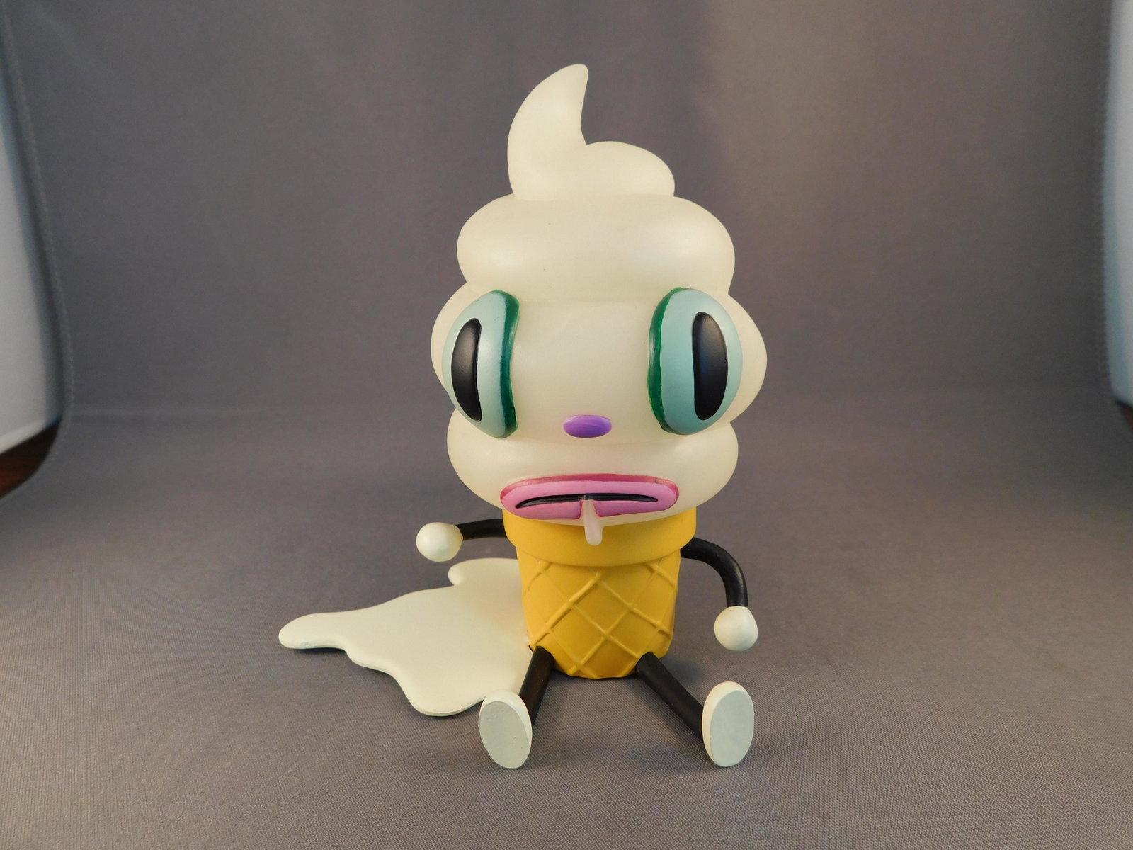Japanese Vinyl Creamy Vanilla: Japanese vinyl creamy vanilla by Gary Baseman. Measures approx. 4 1/2" tall. You are bidding at a live sale, please read the terms and conditions. We are offering contact-less pick ups at our South Br