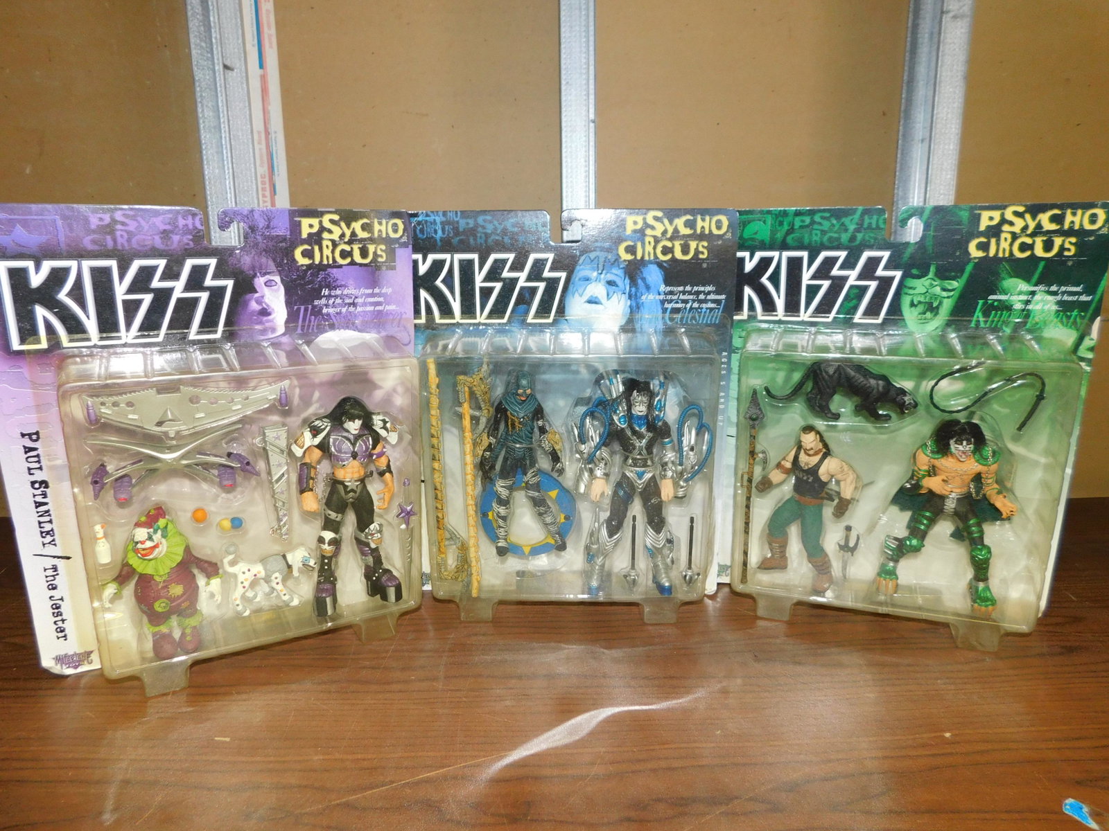 3 KISS Figures: Lot of 3 KISS figures Psycho Circus including Paul Stanley, Peter Griss and Ace Frehley. On original card. You are bidding at a live sale, please read the terms and conditions. We are offering contact