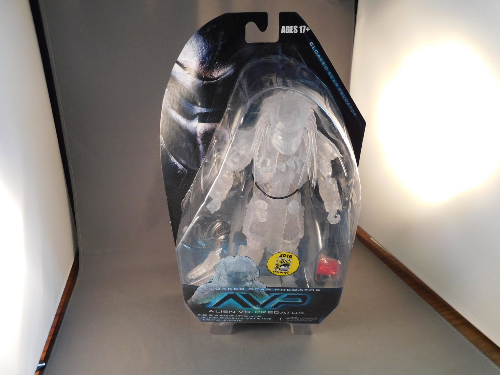 Cloaked Scar Predator 2016 Comic Con Exclusive: Cloaked Scar Predator - AVP action figure. 2016 Comic Con Exclusive. On original card. You are bidding at a live sale, please read the terms and conditions. We are offering contact-less pick ups at ou