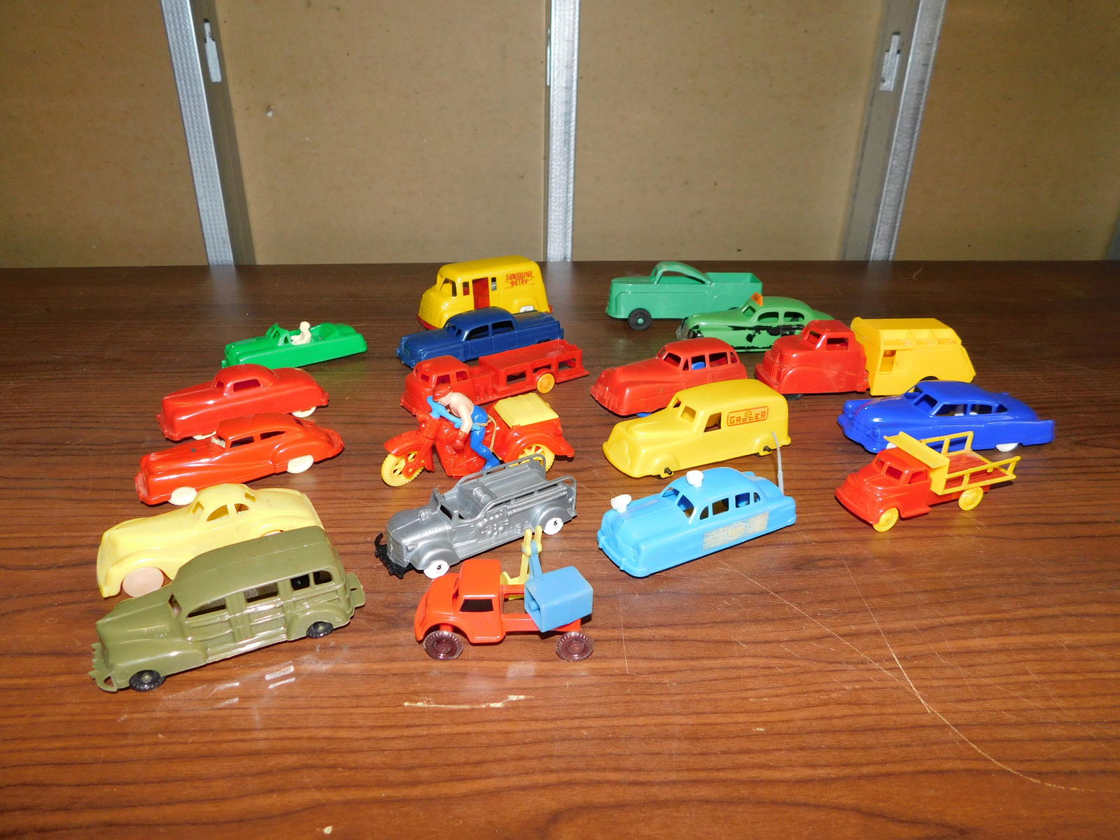 Lot of 1940's Plastic Cars: Lot of various 1940's plastic cars. Some are signed by Wannatoys, Lapin, Thomas Toy, Keystone, Renewal, Hubley, Premier, Ideal, Wyandotte, PYRO and Lido. In very good condition. The Hubley taxi has lo
