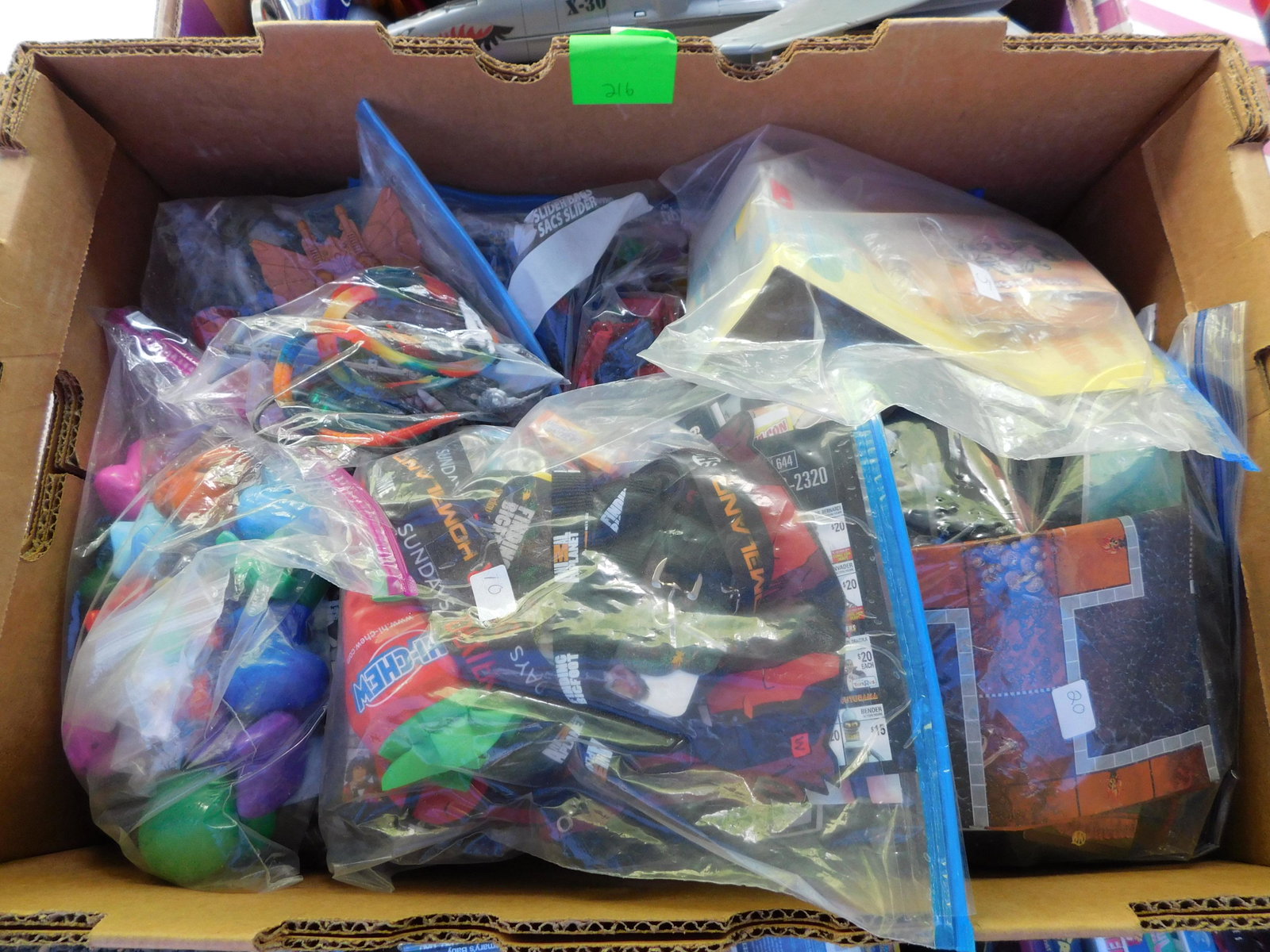 Lot of Figures (1 of 1)