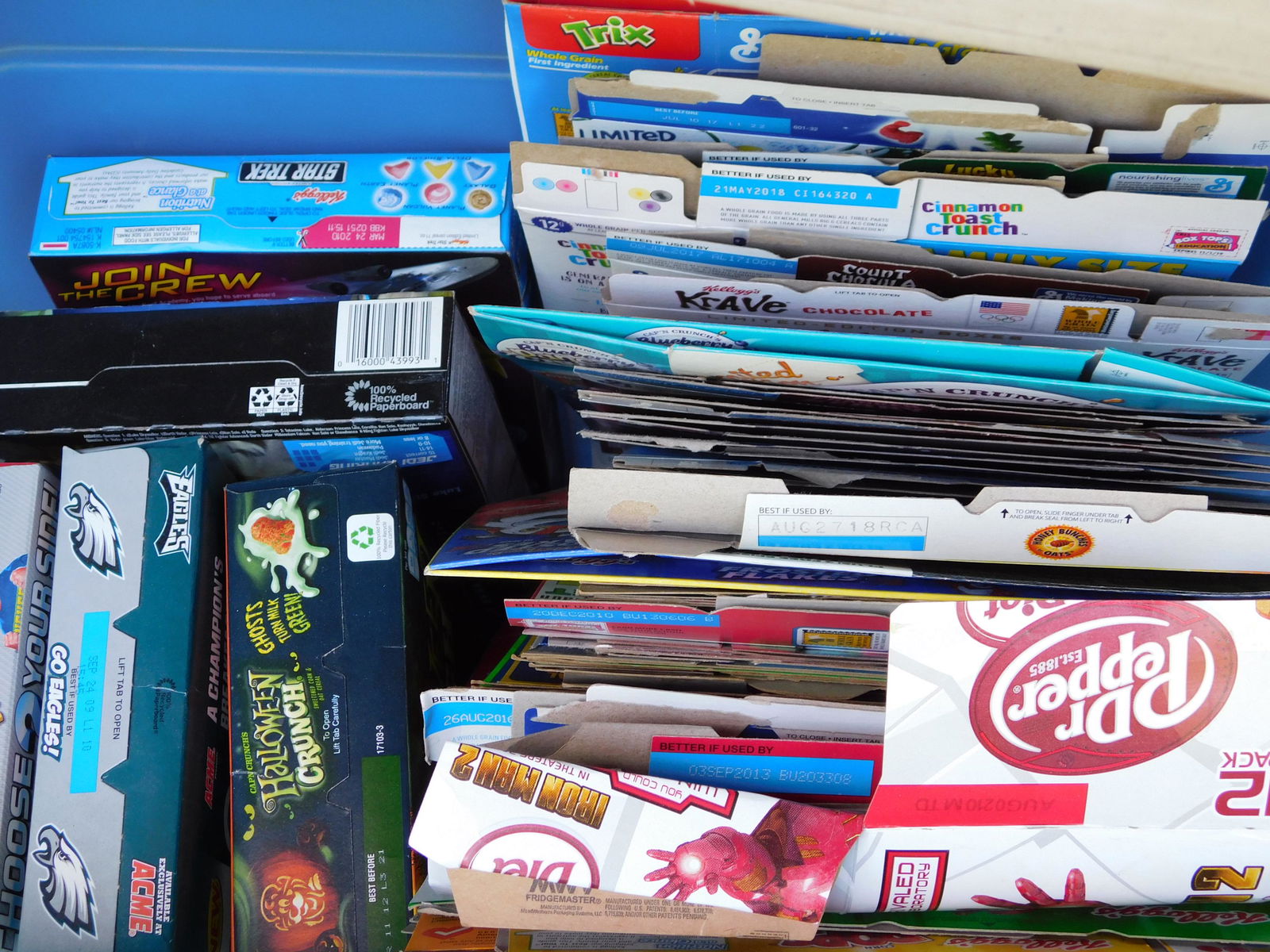 Collectible Boxes: Lot of collectible boxes. You are bidding at a live sale. Please read the terms and conditions. This sale will be broadcast live on sale day with full descriptions of each lot being sold, as well as v