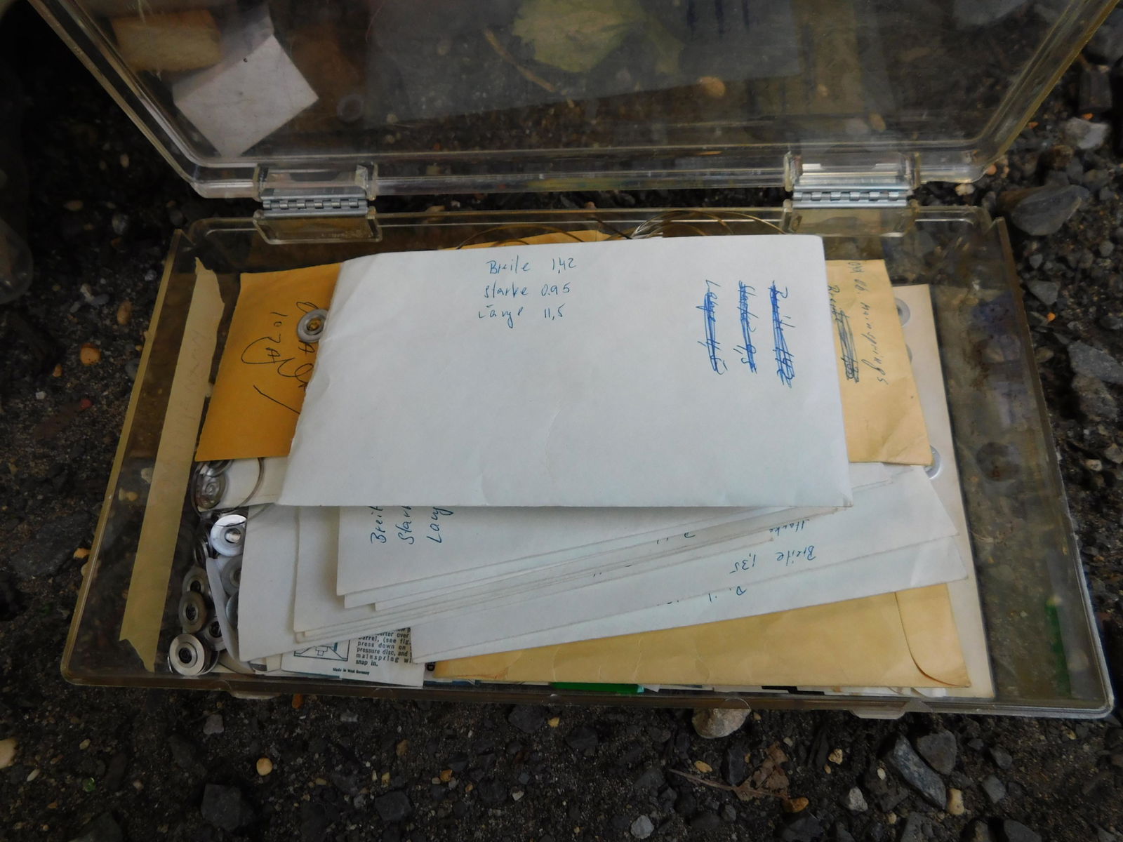 Lot of Watch parts: Lot of watch parts. You are bidding at a live sale. Please read the terms and conditions. This sale will be broadcast live on sale day with full descriptions of each lot being sold, as well as video f