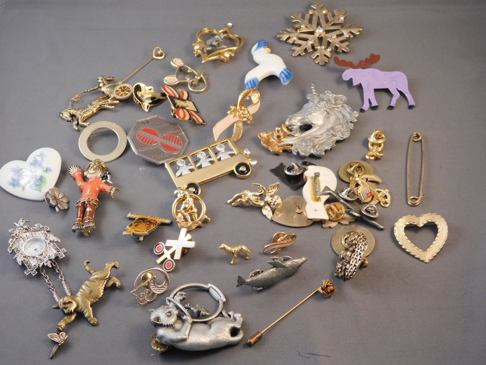 Lot of Costume Jewelry: Lot of costume jewelry. You are bidding at a live sale. Please read the terms and conditions. This sale will be broadcast live on sale day with full descriptions of each lot being sold, as well as vid