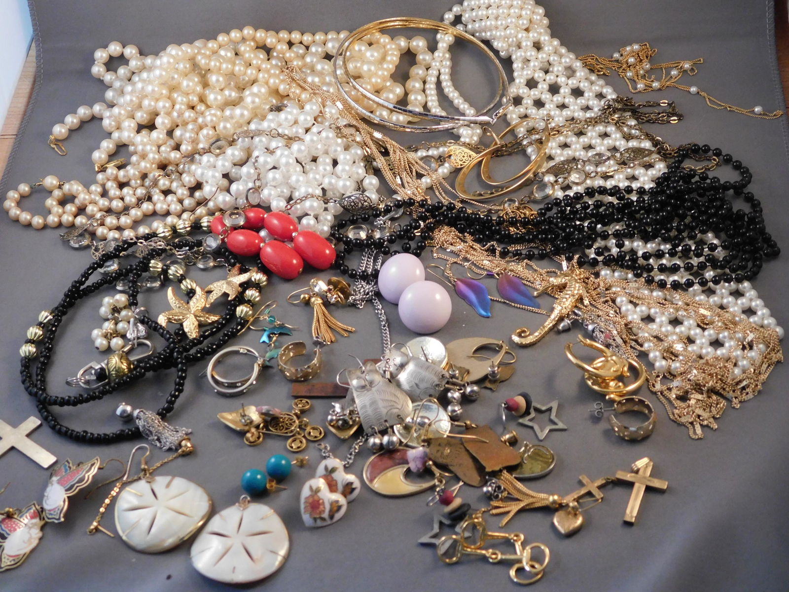 Lot of Costume Jewelry: Lot of costume jewelry. You are bidding at a live sale. Please read the terms and conditions. This sale will be broadcast live on sale day with full descriptions of each lot being sold, as well as vid
