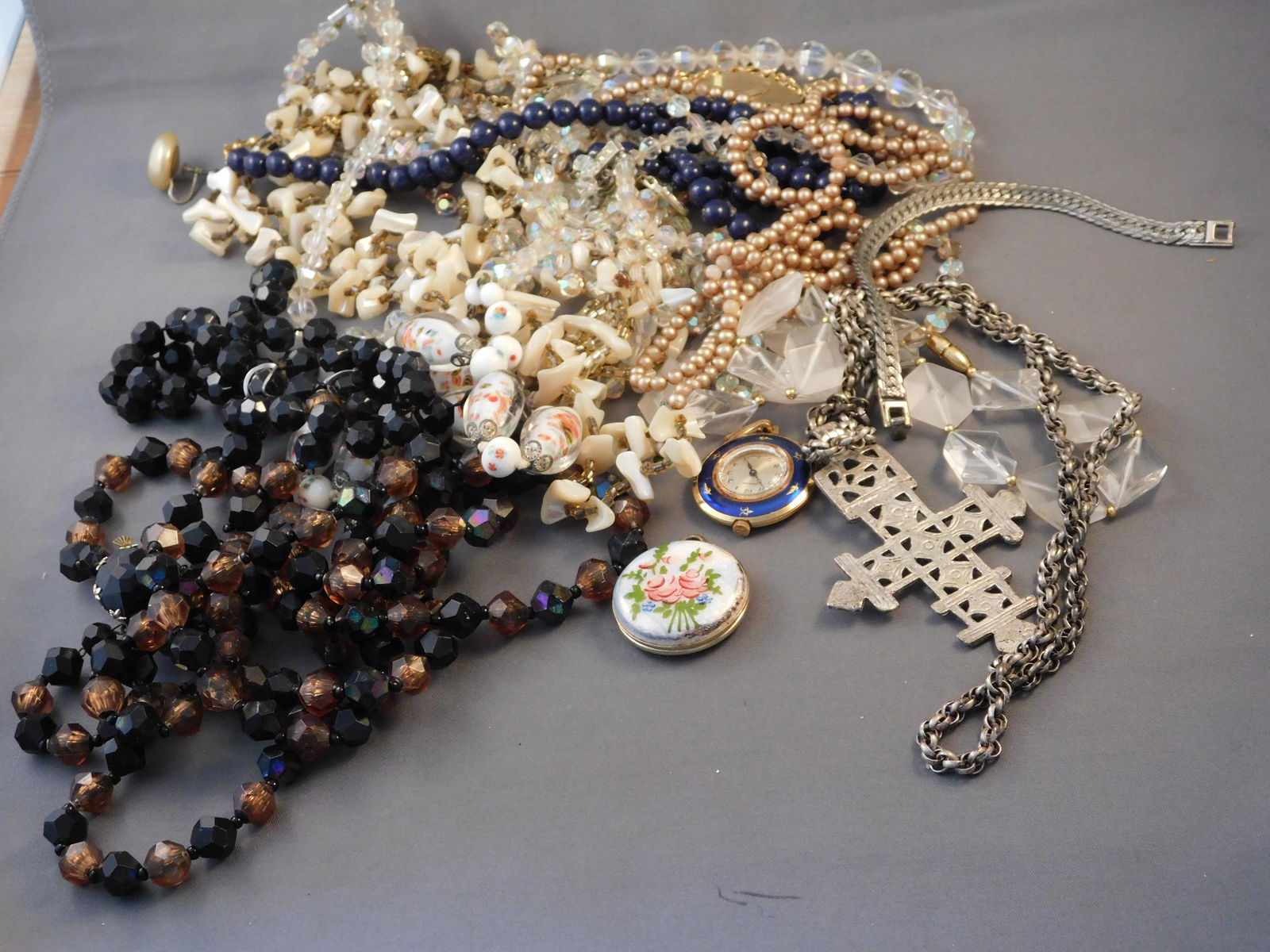 Lot of Costume Jewelry: Lot of Costume jewelry. You are bidding at a live sale. Please read the terms and conditions. This sale will be broadcast live on sale day with full descriptions of each lot being sold, as well as vid