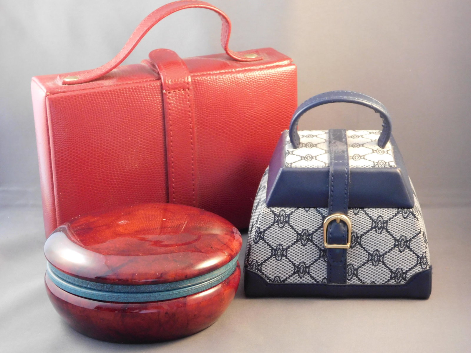 Lot of Jewelry Boxes: Lot of jewelry boxes. You are bidding at a live sale. Please read the terms and conditions. This sale will be broadcast live on sale day with full descriptions of each lot being sold, as well as video