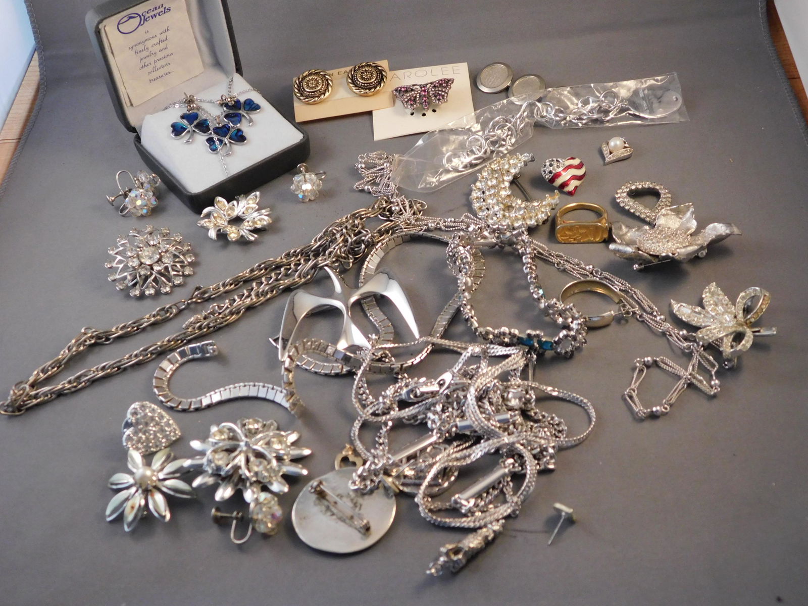 Lot of Costume Jewelry: Lot of costume jewelry. You are bidding at a live sale. Please read the terms and conditions. This sale will be broadcast live on sale day with full descriptions of each lot being sold, as well as vid