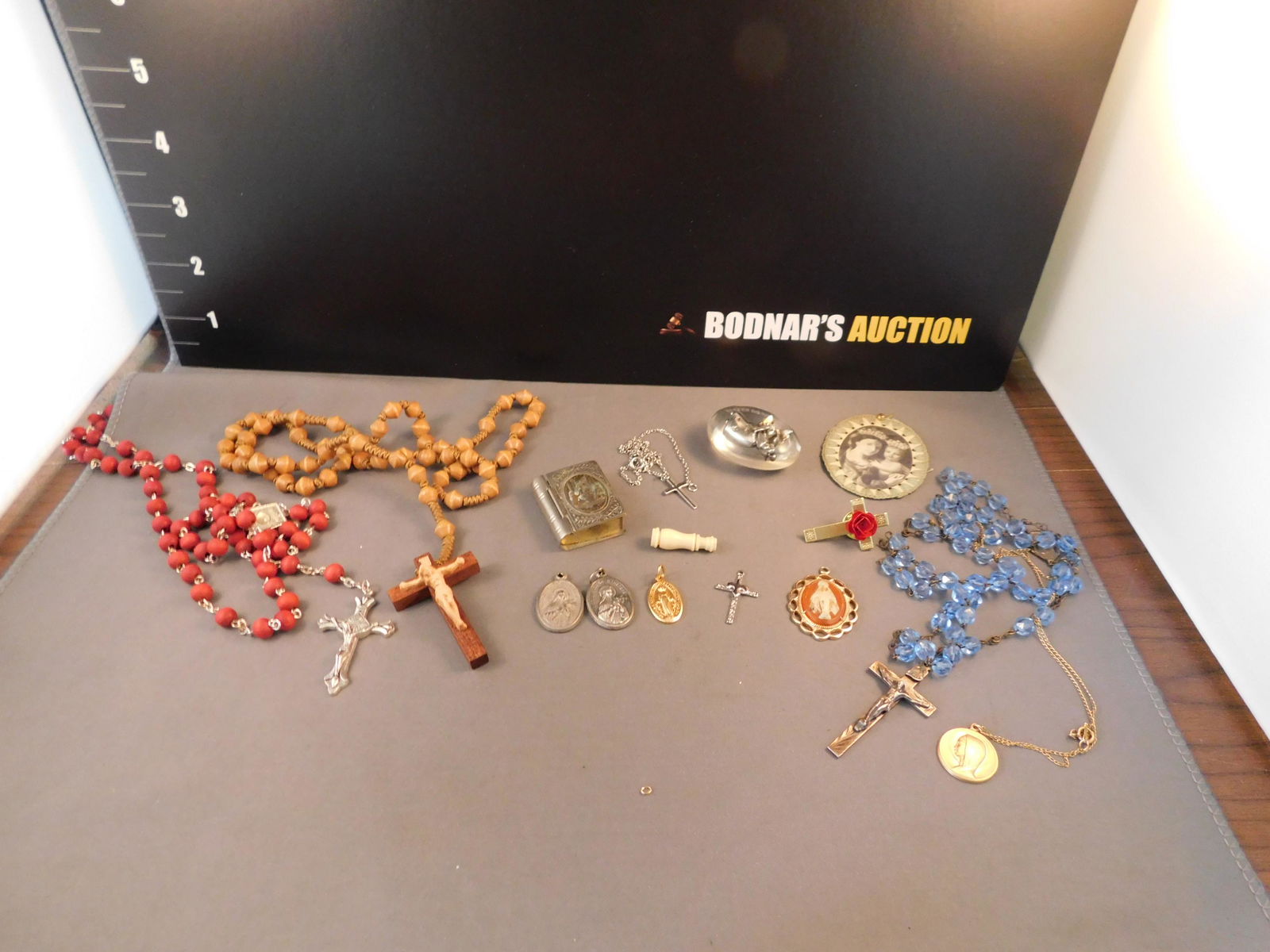 Lot of Religious Medals & Rosaries (1 of 4)